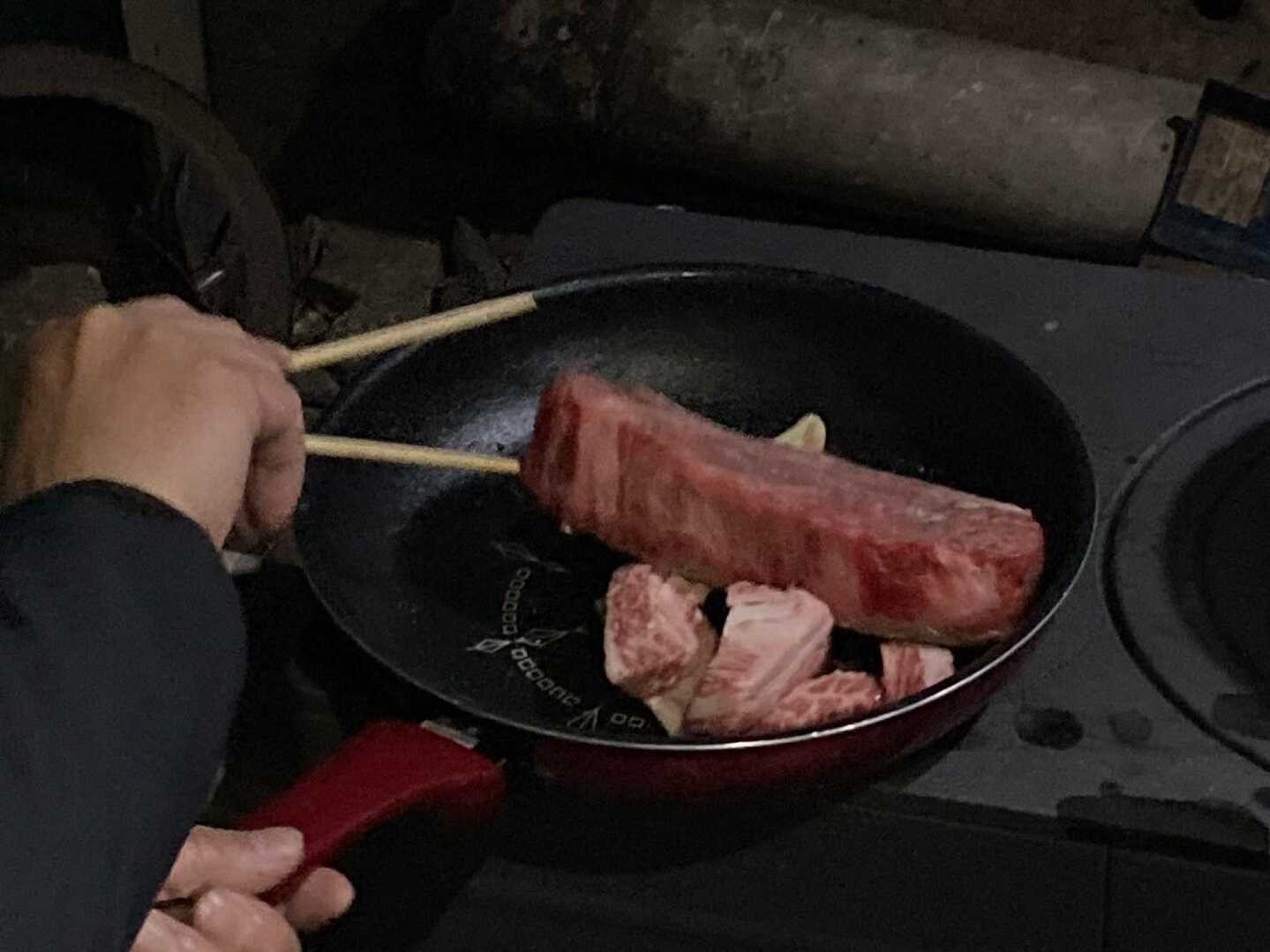 超分厚いステーキ焼いてみんなで食べた