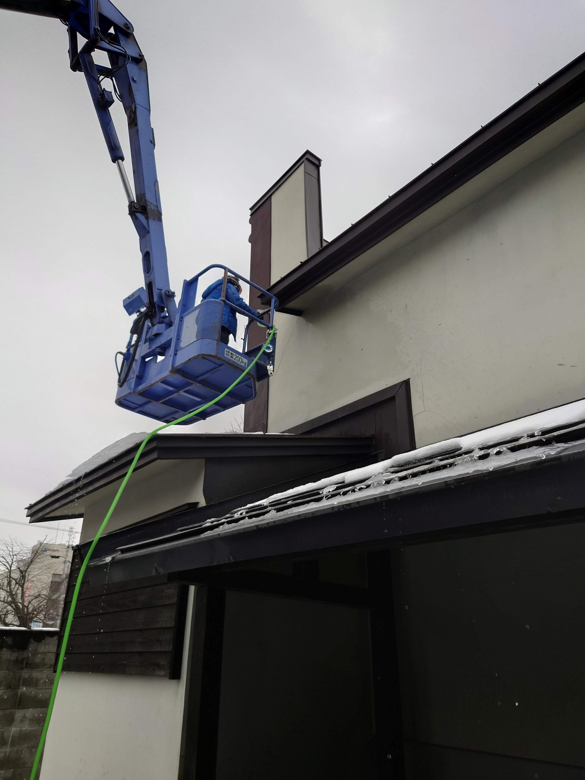 いつも大変お世話になっているO様、壁のメンテナンス中