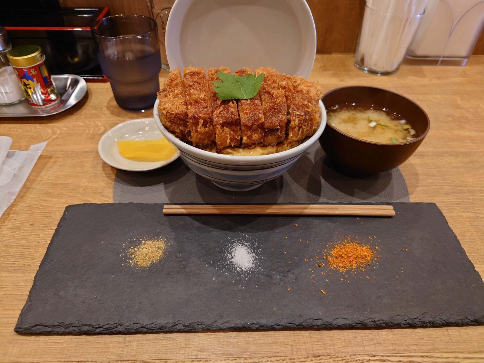 とじないかつ丼上士幌かつ之5cmリブロースかつ丼食べた笑