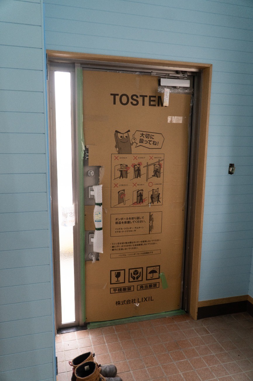 壁は水色で塗装してみました