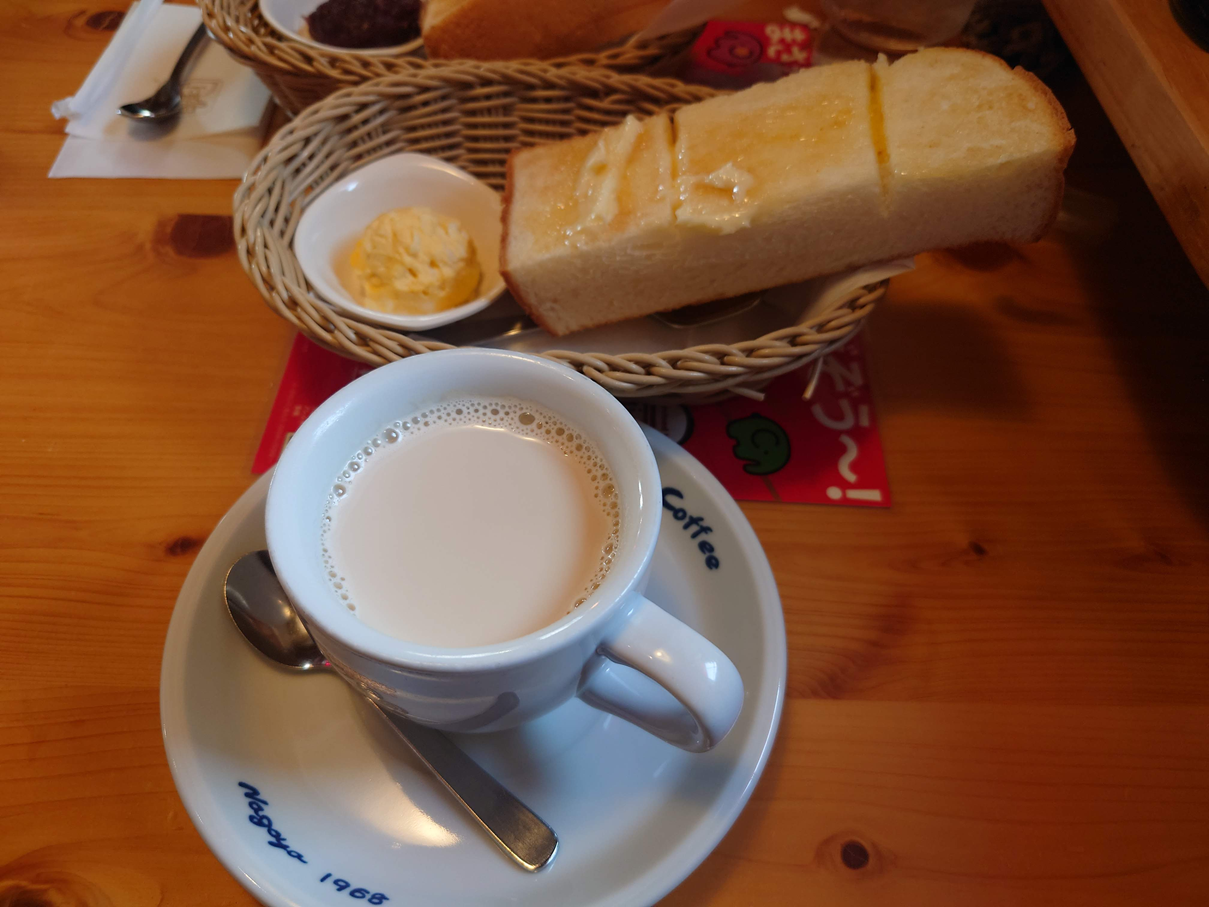 まずは安着でコメダのモーニング